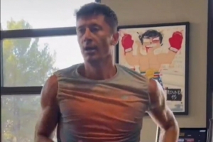 备战新赛季！每体：莱万开始健身房和草地训练，练习射门等项目