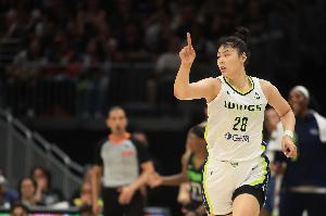 yl7703永利-美记：李月汝因膝伤将缺席今天飞翼VS王牌的比赛