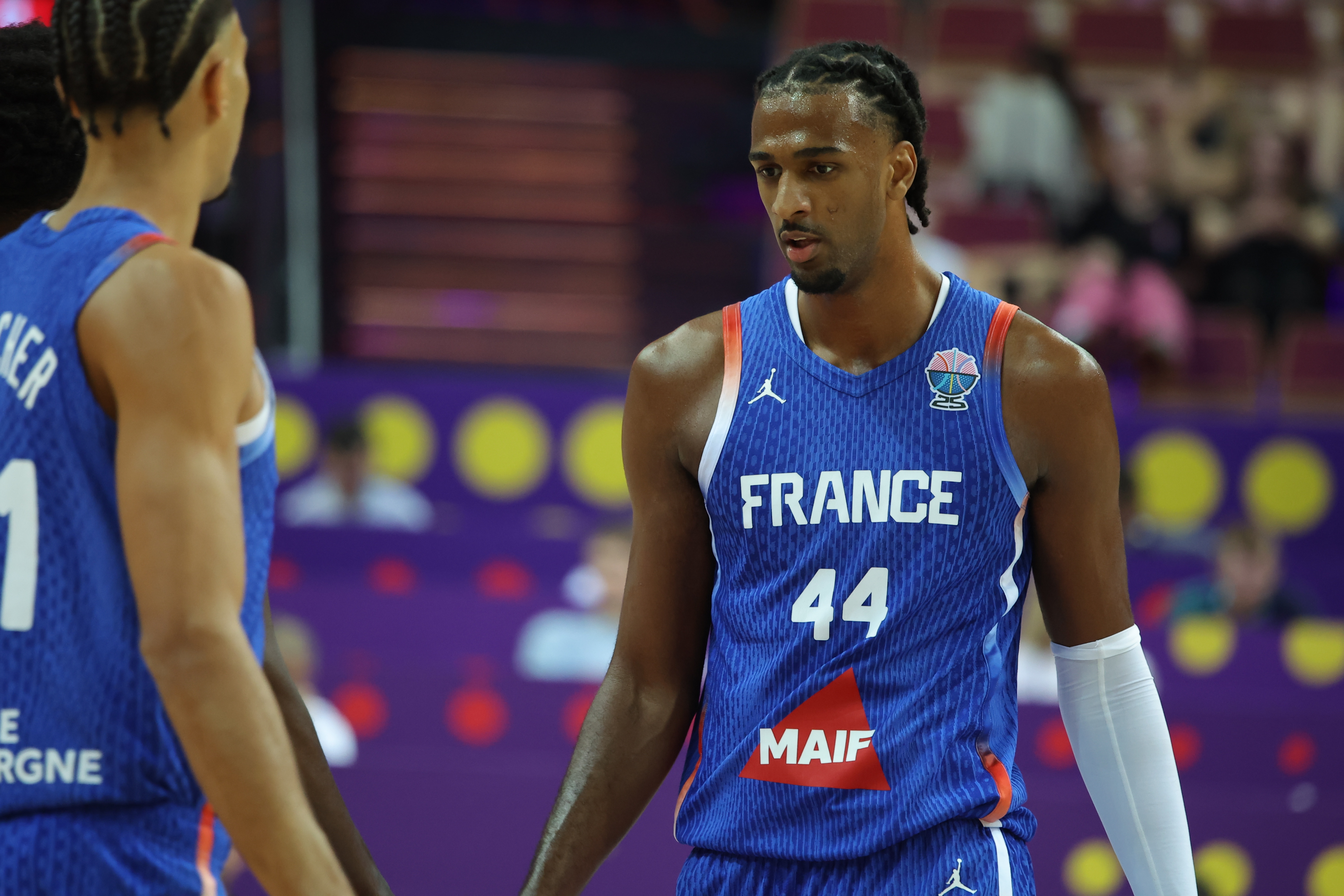 高效替补！萨尔21分钟贡献12分5板2帽，护筐表现亮眼