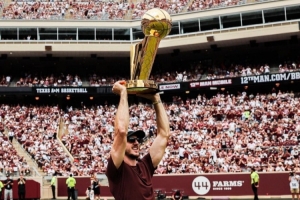 yl7703永利-载誉而归！卡鲁索带着总冠军奖杯回到了母校得克萨斯农工大学