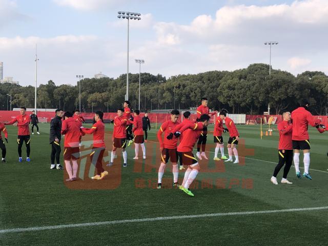 yl7703永利-国足上海30人展开第二练 朱辰杰归队留守酒店